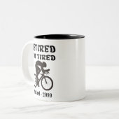 疲れおもしろいた退職したサイクリスト ツートーンマグカップ (正面左)