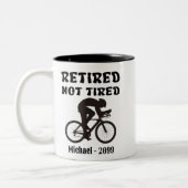 疲れおもしろいた退職したサイクリスト ツートーンマグカップ (左)