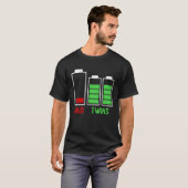 疲れたパパ低バッテリツインズフル充電父のD Tシャツ (正面フル)