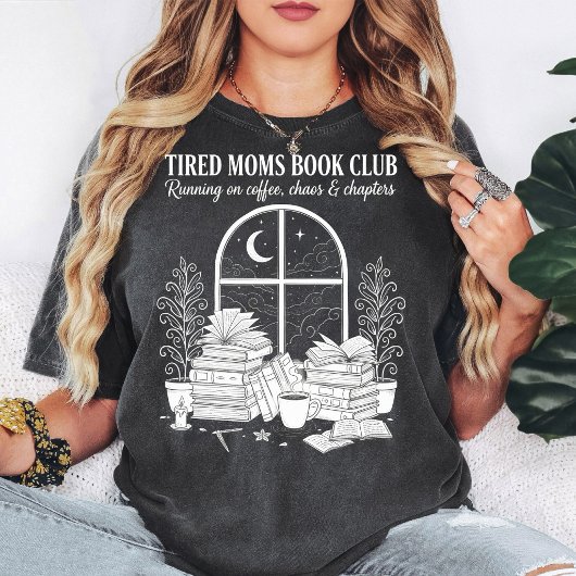 疲れたママのためのブッククラブコーヒーカオス本の章デザイン Tシャツ