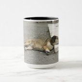 疲れた犬のマグカップ – 選択スタイルと色 マグカップ (中央)
