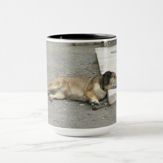 疲れた犬のマグカップ – 選択スタイルと色 マグカップ (中央)