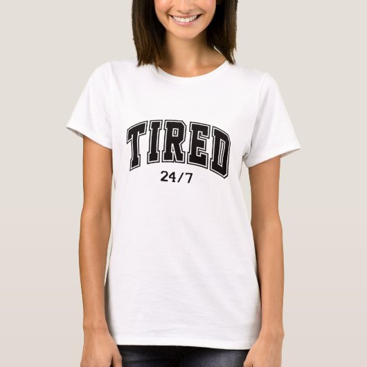 疲れた24/7 - 共感できるユーモア Tシャツ (正面)