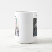 疲れたSt patricks day犬が緑を着て コーヒーマグカップ (中央)