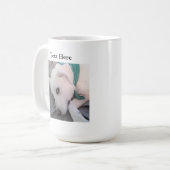 疲れたSt patricks day犬が緑を着て コーヒーマグカップ (正面左)