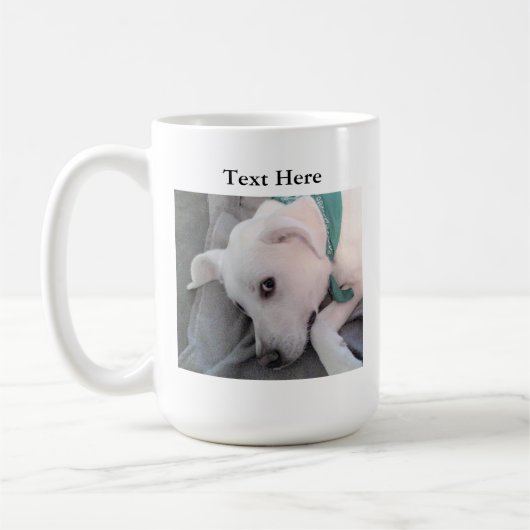 疲れたSt patricks day犬が緑を着て コーヒーマグカップ (左)