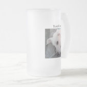 疲れたSt patricks day犬の緑の曇りGlを着て フロストグラスビールジョッキ (正面右)