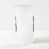 疲れたSt patricks day犬の緑の曇りGlを着て フロストグラスビールジョッキ (中央)