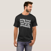 疲れているのは私の性格の一部となっている Tシャツ (正面フル)