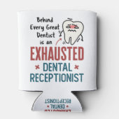 疲れ果てた歯科受付おもしろいフロント 缶クーラー (裏面)