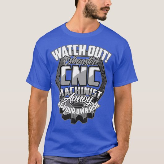疲労困憊のCNC工作機械オペレーター マシニスト ユーモア Tシャツ (正面)
