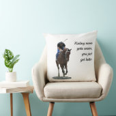 疾走するサラブレッド馬とライダーピロー クッション (椅子)