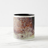 疾走する馬の絵画、c.17000を紀元前に揺すって下さい ツートーンマグカップ (中央)