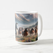 疾走する馬の群れ、霧の山の風景 コーヒーマグカップ (正面右)