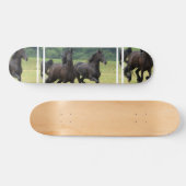 疾走するFriesianの馬のスケートボード スケートボード (横)