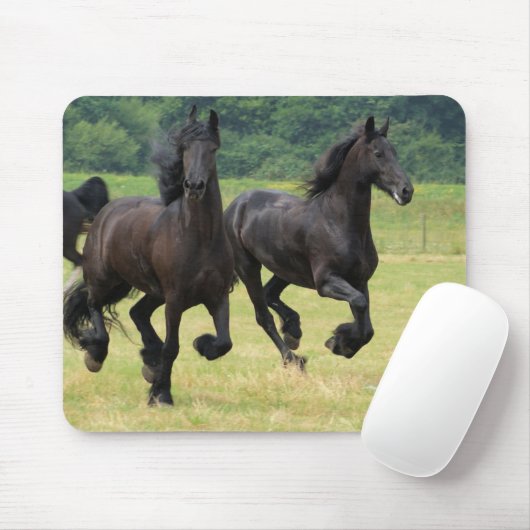 疾走するFriesianの馬のマウスパッド マウスパッド (マウス)