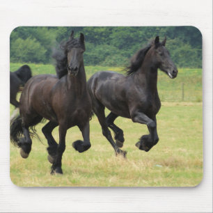 疾走するFriesianの馬のマウスパッド マウスパッド