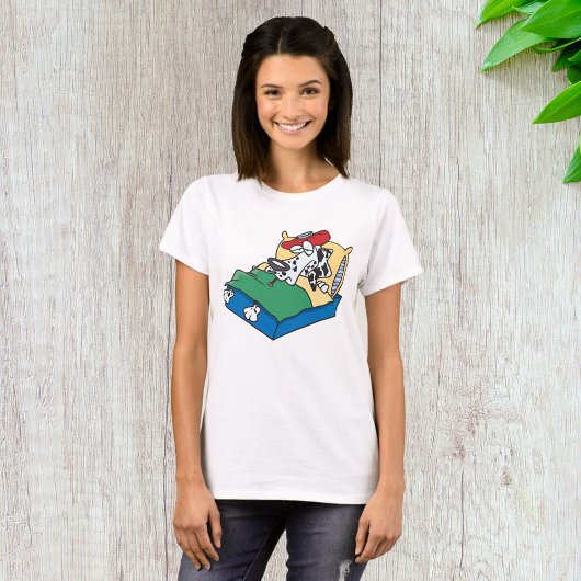 病気の犬がベッドにいる Tシャツ
