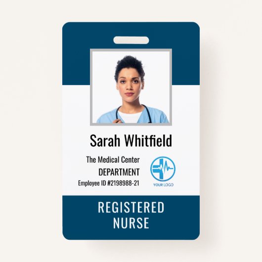 病院のパーソナライズされたロゴと従業員の写真ID バッジ (正面)