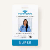 病院のビジネスロゴと従業員の写真ID バッジ (正面)