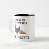 症状をグーグルで調べたところ、もっとニワトリが必要だ ツートーンマグカップ (正面左)