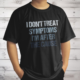 症状を治療しない、原因を追求する 面白い Tシャツ