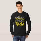 症状を調べてみると子どもが生きてるだけだった Tシャツ (正面フル)