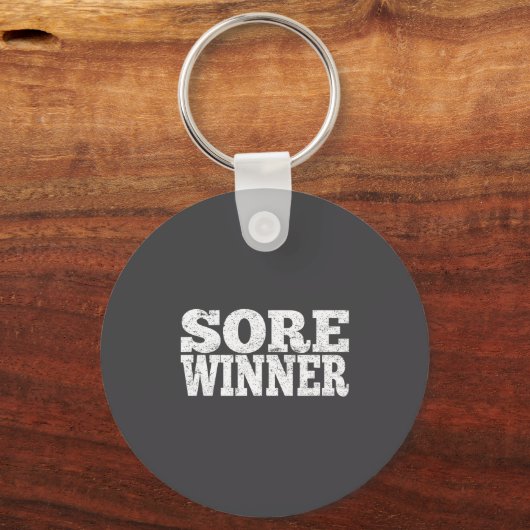 痛いの勝ち 面白いジムの名言 運動とエクササイズ フィットネス キーホルダー (正面)