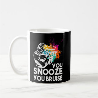 痛素晴らしみボール雪を打つ女性男性 コーヒーマグカップ