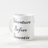 痴呆のマグのおもしろいな旅行者のマグの前の冒険 コーヒーマグカップ (正面左)