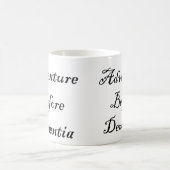 痴呆のマグのおもしろいな旅行者のマグの前の冒険 コーヒーマグカップ (中央)