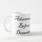 痴呆のマグのおもしろいな旅行者のマグの前の冒険 コーヒーマグカップ (左)