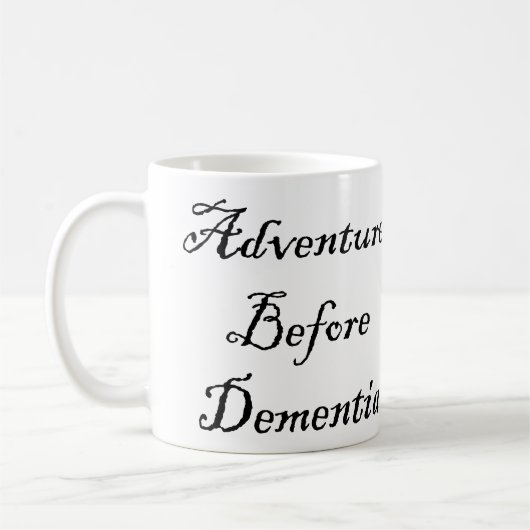 痴呆のマグのおもしろいな旅行者のマグの前の冒険 コーヒーマグカップ (左)