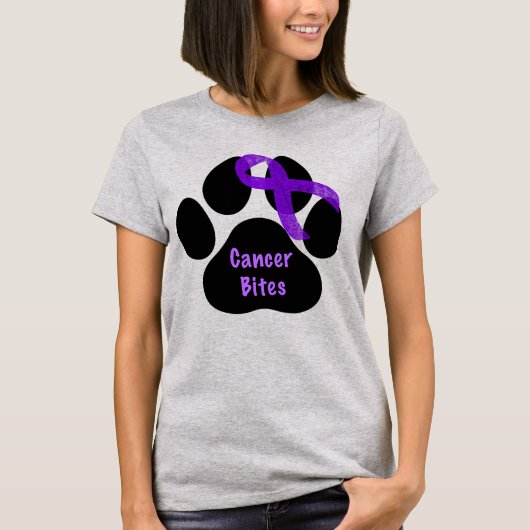 癌は犬の手の紫色のリボン膵臓を食べる Tシャツ (正面)