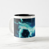 癌細胞の芸術的なレンダリング ツートーンマグカップ (正面左)