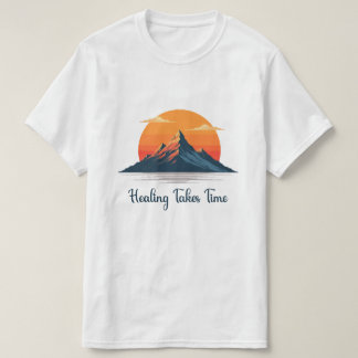 "癒しには時間がかかる" マウンテンサンセットTシャツ |  Tシャツ