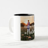 癒しの芸術:自然と医学のマグカップ ツートーンマグカップ (正面左)