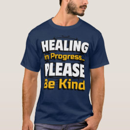 癒しの進行中 – 皆に優しく Tシャツ