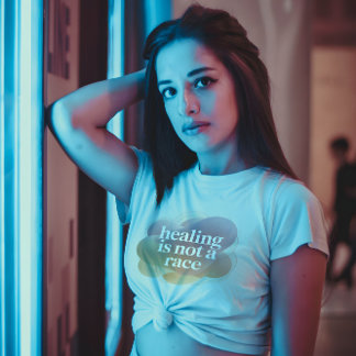 癒しは競争ではない – パステル調のウェルネス Tシャツ