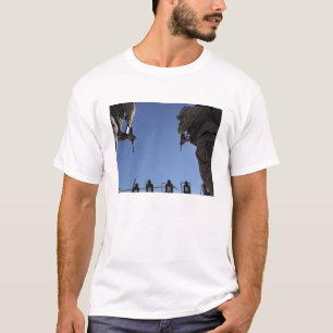 発砲の真っ只中の海兵隊員の変更の雑誌 Tシャツ
