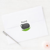 "発見"の文字と草むらに佇むもこもこ黒羊 ラウンドシール (封筒)