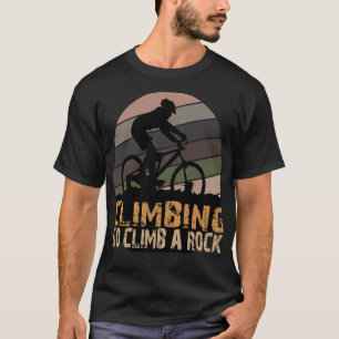 登山が岩を登る Tシャツ