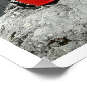 登山用ヘルメットが置かれた岩 ポスター (角)