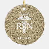 登録エレガントナース金ゴールドグリッターパーソナライズされた セラミックオーナメント (裏面)