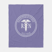 登録ナースカドゥセウスパープルホワイトネーム フリースブランケット (正面)