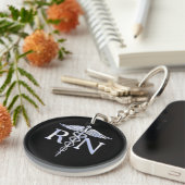 登録ナースRNカデュセスヘビスタイルオンブラック キーホルダー (正面右)