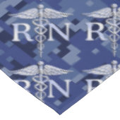 登録ナースRNシルバーカドゥセウス海軍ブルー迷彩柄 テーブルクロス (アングル)
