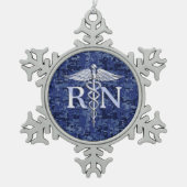 登録ナースRNシルバーカドゥセウス海軍迷彩柄 スノーフレークピューターオーナメント (正面)