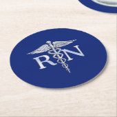 登録ナースRN Caduceus on Navy Blue Decor ラウンドペーパーコースター (アングル)