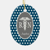 登録パーソナライズされたナースRNネイビーブルー セラミックオーナメント (裏面)